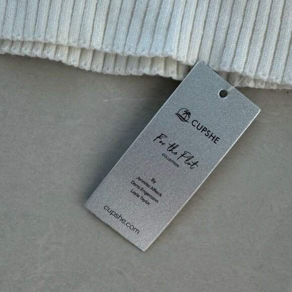 Mini skirt and white blouse - Picture 7 of 8